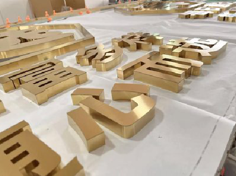 富宁拉丝不锈钢字的特点。